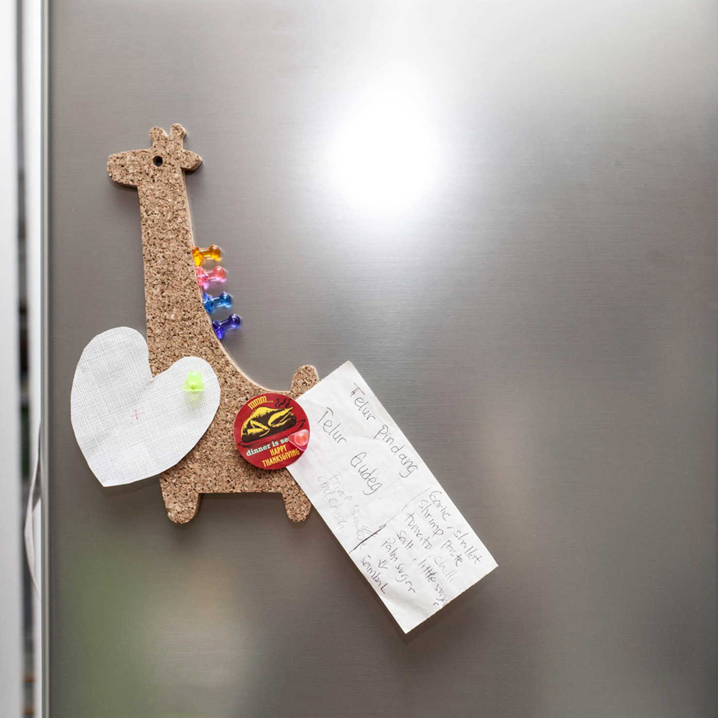 giraffe-corkboard-magnet-2